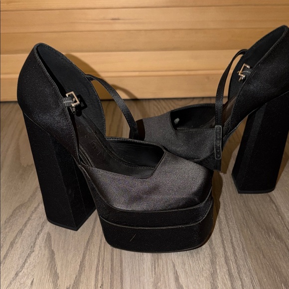 Elegant Black Satin Platform Heels - Picture 3 of 5